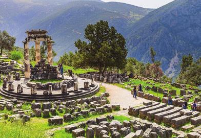 ιερό και το πιο διάσημο μαντείο, θα έχουμε την ευκαιρία να διαπιστώσουμε το σημαντικό ρόλο του Απολλώνειου μαντείου σε πολιτικό, θρησκευτικό και κοινωνικό επίπεδο.