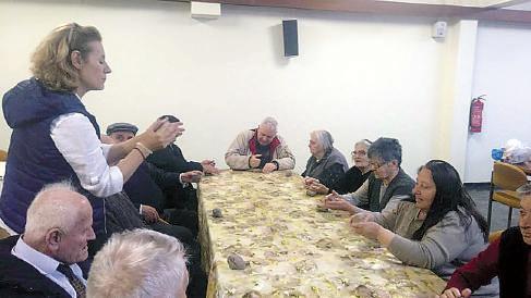 ημιουργώντας με πηλό Στο πλαίσιο της εργοθεραπείας έχουμε την χαρά να συνεργαζόμαστε με την κεραμίστρια κ.