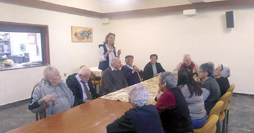 Η κεραμίστρια, βρίσκεται μια φορά την εβδομάδα μαζί με τους ηλικιωμένους δουλεύοντας είτε με αυτούς που φιλοξενούνται στο κεντρικό κτήριο είτε με αυτούς που βρίσκονται στη νέα μονάδα.