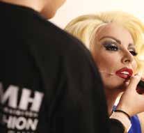 Make-up & hair styling για τη Μαρία Σολωμού στην παράσταση «Οικογένεια Άνταμς». 4. Μake-up & hair crew με τους συντελεστές της παράστασης «Οικογένεια Άνταμς». 5.