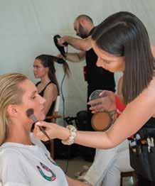 εργάστηκαν 17 fashion designers, 25 make-up artists,