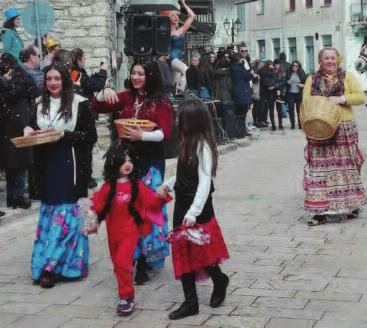 Ο Πρόεδρος της Παγκαλαβρυτινής Ένωσης Δήμος Βαρβιτσιώτης. Ο Πρόεδρος του Συλλόγου Πευκιωτών Αθανάσιος Δημητρακόπουλος. Ο εκπρόσωπος της Τ.Κ. Σκοτάνης Πέτρος Ρηγόπουλος.