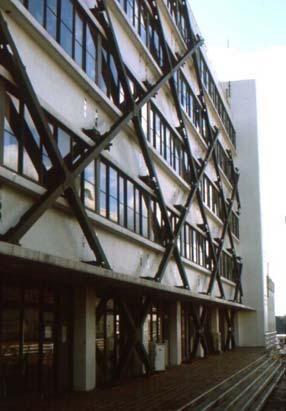 Killari, Indija, 1995: Utrjevanje tradicionalno grajene zidane hiše e v Indiji z lokalno tehnologijo in delovno silo Sendai, Japonska: Utrditev šolske stavbe z zunanjo jekleno konstrukcijo Splošni