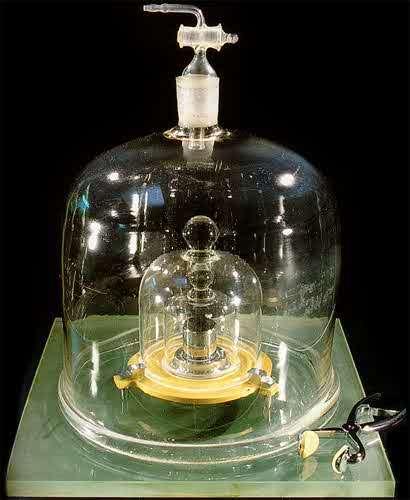 Маса - m килограм - kg Originalno kilogram je bio definisan kao masa čiste vode na temperaturi od 3,98 o C kada voda