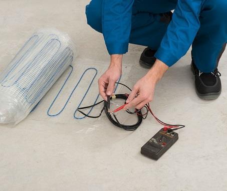 Podlahový snímač umiestnite uprostred vykurovanej plochy medzi káblami rohoží. 4) Inštalujte dve ochranné trubky (husie krky) z krabice termostatu až do podlahy.