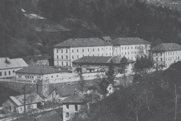 Srečanja»Kasarnarji«ohranjajo spomin na elektrogospodarsko šolo v Cerknem Polona Šemrl Začetki izobraževanja za poklice elektro tehniške stroke na Primorskem segajo v drugo polovico leta 1945, ko je
