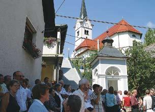 Med glasnim petjem so jih odpeljali v Idrijo jih zaprli v neko garažo, kjer so ljudje celo noč čuli in molili sv. rožni venec. Drugi dan, na praznik sv.