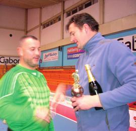 strana 10. ročník 2. číslo 2 19.1.2015 Dežeričania zaslúžene prví Riaditeľ turnaja J. Farkaš (vpravo) blahoželá kapitánovi celku CAPRI Dežerice A. Znášikovi k získaniu prvenstva.