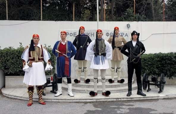 Μακεδονικού αγώνα). Επίσης, η θερινή ευζωνική στολή διαφέρει μόνο στη χρήση του ανοιχτόχρωμου ντουλαμά (αποτελεί παραλλαγή του ντουλαμά των ευζωνικών συνταγμάτων του Ελληνικού Στρατού).