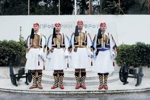 υποστολή της σημαίας τις Κυριακές και τις επίσημες αργίες. Αποδίδουν τιμές στον Πρόεδρο της Δημοκρατίας, αλλά και κατά την υποδοχή Προέδρων και πρεσβευτών ξένων κρατών.