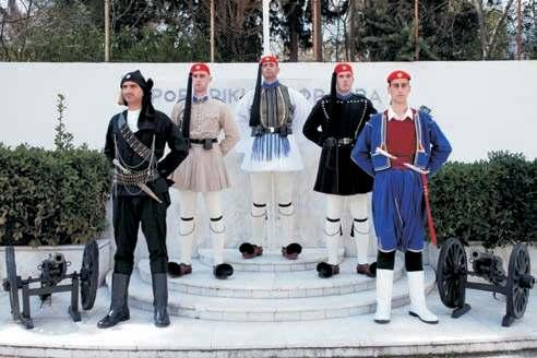 δεν υπήρχε οργανωμένος τακτικός στρατός.