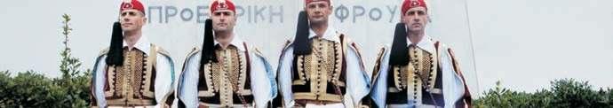 της Προεδρικής Φρουράς και την αναφορά στους Ευζώνους που φυλάσσουν το Μνημείο, με όλους τους συμβολισμούς που τα
