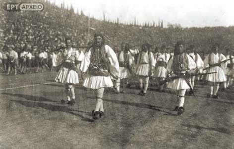 Πουλίδη, Φωτογραφικό Αρχείο ΕΡΤ) Δεκαετία 30 Εύζωνες μπροστά στο Μνημείο του Αγνώστου Στρατιώτη.