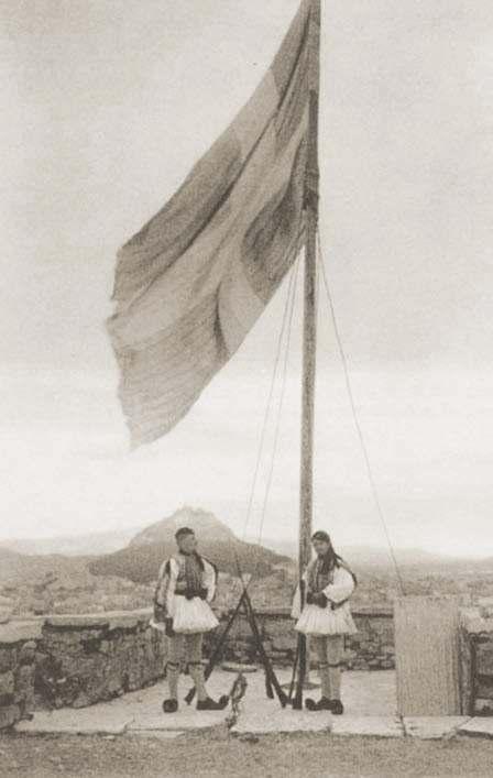 1930 Εύζωνες κατά την έπαρση της Σημαίας στον Βράχο της Ακρόπολης. Φωτογράφος Ν.