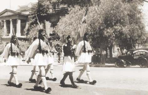 περιστοιχίζουν αξιωματικούς της Φρουράς και τον Διοικητή τους, Ανχη (ΠΖ)
