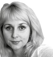 Skúste vašej žene navrhnúť, že ju zoberiete tiež, aby mala priestor vidieť, ako reálne v tejto situácii fungujete. Možno, keď párkrát s vami túto cestu absolvuje, zmení svoj nedôverčivý postoj.
