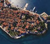 U mnoπtvu kampova, apartmanskih i hotelskih naselja u najboljim hotelima, otkrijte zaπto je upravo Poreπtina izniman turistiëki cantar Jadrana.