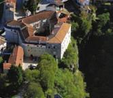 Tu je Galerija suvremene umjetnosti i poznati meappleunarodni Motovun film festival, Ëiji zaπtitni znak, propeler, izum Josefa Ressela, negdaπnjeg stanovnika ovoga grada, pored vas gleda u