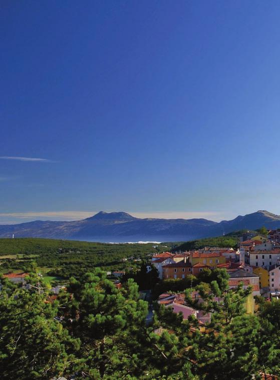 1 06 Okruženje zadivljujućih vidika Pronađite skriveno bogatstvo očuvane prirode B ijela, siva i crvena, Istra je zemlja raznolikosti jedinstvena na Mediteranu.