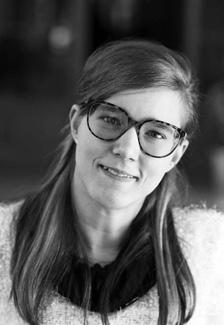 Simone Sophie Stewart Úryvok z knihy Mária a čarovný prsteň Pozitívne myslenie Zobrala si všetko, čo jej podala do ruky a odišla k písaciemu stolu, ktorý stál kúsok od veľkého dreveného stola.