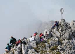 Pot, po kateri smo se podali, vodi tudi na Stol, nad meliπëi pa smo zavili desno in strmo navzgor.