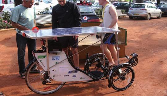 To je material, ki ob izpostavljenosti sonëni svetlobi sproπëa elektrone, kar povzroëa nastajanje elektriënega toka in s tem (DC) enosmerno napetost.