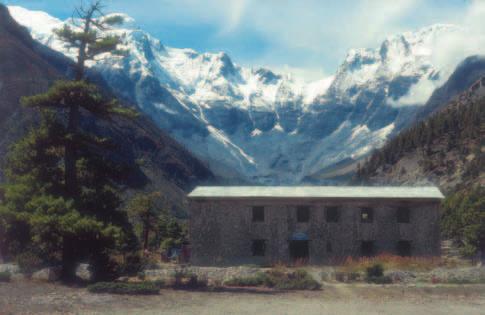 Šola za gorske vodnike v Manangu Jani Bele menite vrhove. Na Everestu smo tako rekoč vse rekorde postavili Šerpe: najhitrejši vzpon, največ vzponov na vrh, najdalj časa na vrhu Na to smo zelo ponosni!