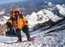 Prepaden zid, posut s snegom, ledom in skalovjem, ki se konča dobrih 2500 m niže.