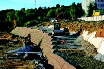 Geometria a meranie 9.3.7 Železničný násyp Priečny rez železničným násypom má tvar rovnoramenného lichobežníka. Horná základňa má 4,6 m, dolná základňa má 6,8 m. Dĺžka ramena je 1,7 m.