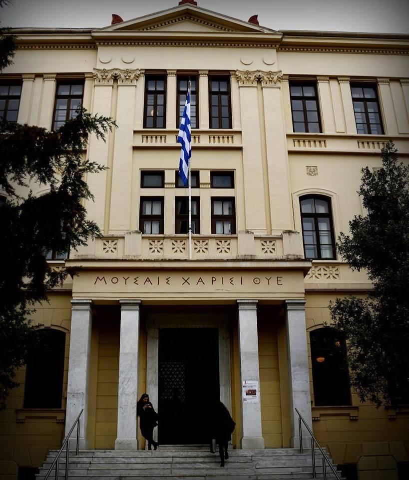 Ειδικότερα, ηχομονώθηκε ένα γραφείο διαστάσεων 4,70 Χ 3,50 m και εξοπλίστηκε με τον απαραίτητο εξοπλισμό (κάμερες, μικρόφωνα, μίκτης ήχου και οθόνη προβολής) για την παρατήρηση και