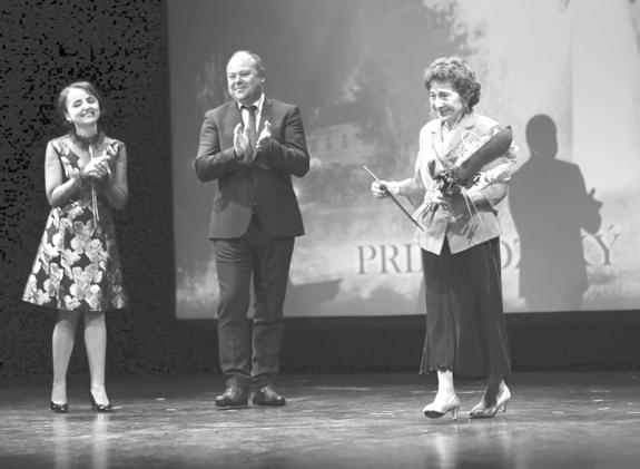 NA OKRAJ Na okraj...... s ocenenou lekárkou Emíliou Medlíkovou Medzi osobnosťami, ktoré tento rok získali ocenenie Prievidzský anjel, bola i MUDr. Emília Medlíková.