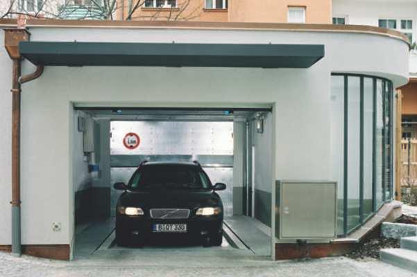 Sistem transporta v etaži poteka v bočnem in horizontalnem pomiku. Horizontalni transporter ustvarja povezavo med etažami.