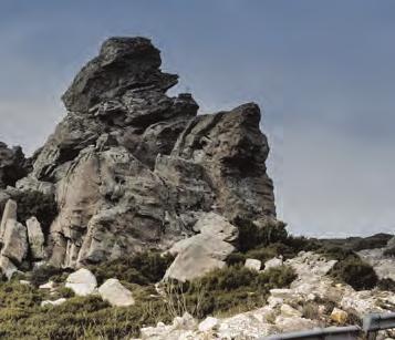 Στις στροφές το Kodiaq γέρνει όσο θα περί- µενες, ενώ στην ευθεία εντυπωσιάζει η πολύ καλή ποιότητα κύλισης, που παραπέµπει σε ακριβότερα SUV. Από την άλλη, το Karoq µε τα 17,2 εκ.