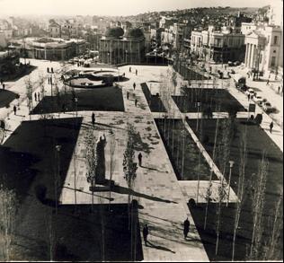 χώρος διέλευσης και το ανατολικό λειτούργησε ως «δημοτικό πάρκο» με χαμηλή φύτευση και άνθη.