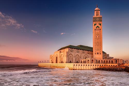 Σαχάρα και την απεραντοσύνη των νοτίων περιοχών, το Μαρακές είναι η «κόκκινη πόλη», η πρωτεύουσα του Νότου και η τρίτη μεγαλύτερη πόλη της χώρας.