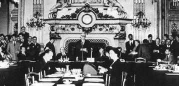6 P O L I T I K E E U R O P S K E U N I J E 2. Deset povijesnih koraka 1951.: Šest država osnivačica utemeljuje Europsku zajednicu za ugljen i čelik 1957.