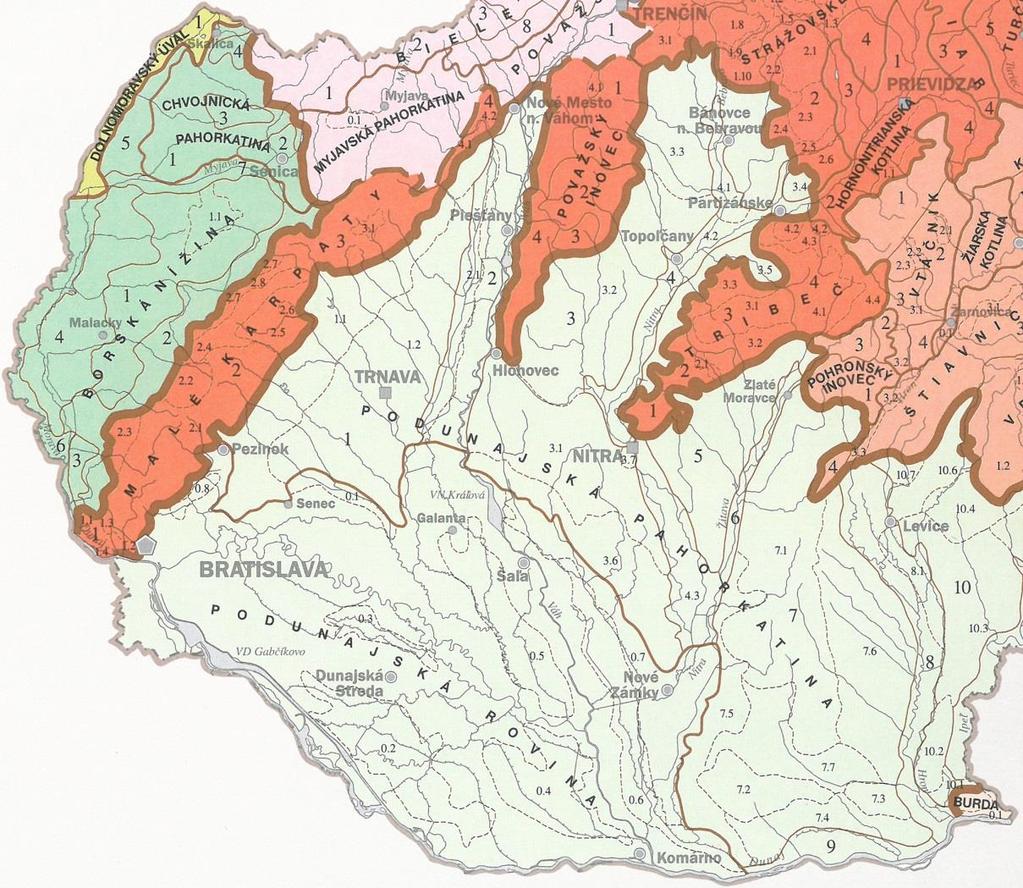 POSÚDENIE PROJEKTOVÝCH VARIANTOV Obr. 2 Geomorfologické jednotky Zdroj: Atlas krajiny SR, 2002 Celé riešené územie možno charakterizovať ako rovinaté s minimálnymi výškovými rozdielmi.