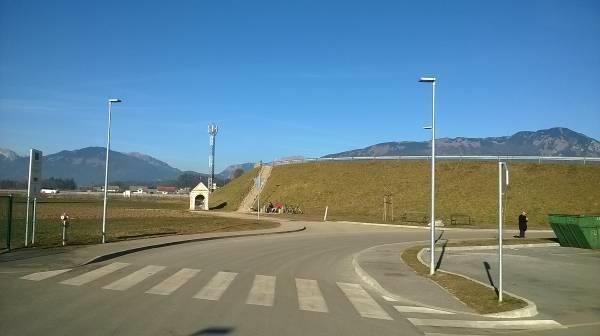 R in napajanje je razvidno iz situacije komunalnih vodov (risba 5.2) in iz načrta električnih inštalacij in električne opreme št. načrta 6/7-16 PGD, izdelal ELPIN d.o.o., Grenc 5, 4220 Škofja Loka in je sestavni del projekta P-230/15.