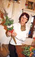Bernarda Kvas in njene palovške butarice Fanika Sovinšek že več kot petdeset let iz oblancev dela palovške butarice.