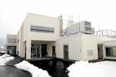 V nadstropju so urejene štiri igralnice, hodnik z garderobami za otroke, prostor za dejavnost otrok, knjižni prostor, ena šolska učilnica, sanitarije za šolski prostor in garderobe za šolski prostor.