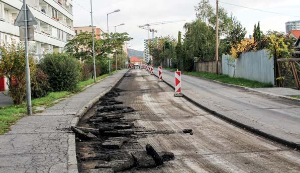 Jesenná etapa opráv komunikácii v správe mestskej časti Rača sa spustila začiatkom októbra.