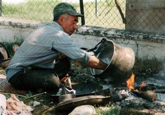 3.Γανωτής Κουβαλώντας στην πλάτη του τα εργαλεία της δουλειάς, συνήθιζε να καλεί με την τραχιά, από το παίδεμα, φωνή του τις νοικοκυρές να φέρουν τα μπακίρια τους για γάνωμα.