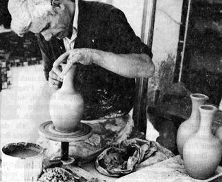 5.Αγγειοπλάστης Με τον όρο αγγειοπλαστική εννοείται η τέχνη του αγγειοπλάστη, μία από τις παλαιότερες και πλέον διαδεδομένες τέχνες.
