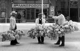 7.Σφουγγαράς Οι πρώτες αναφορές στο επάγγελμα των σφουγγαράδων γίνονται ήδη από τον Όμηρο, αλλά και μεταγενέστερους Έλληνες και Λατίνους συγγραφείς.