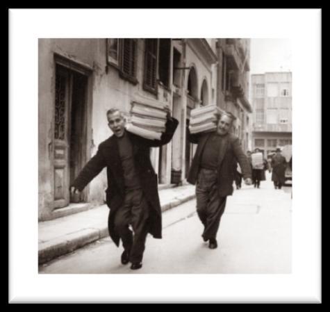 12.Εφημεριδοπώλης Ο εφημεριδοπώλης ήταν ο πλανόδιος πωλητής που το επάγγελμα του ήταν να πουλάει έντυπα, κυρίως εφημερίδες, εξ ου και η ονομασία του επαγγέλματος.