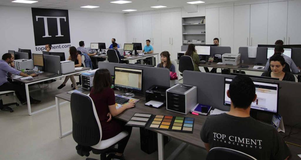 Ξεκινήσαμε την ενασχόλησή μας με τον κλάδο ως τεχνικοί εφαρμογής, γεγονός που μας δίνει τη δυνατότητα να μεταλαμπαδεύουμε τις γνώσεις μας σε επαγγελματίες που θα δώσουν στα υλικά την απαιτούμενη