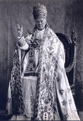 kaj kursoj de Esperanto. PAPO PIO LA 10-A BENAS LA 2-AN UK-ON La Papo Pio La 10-a (foto dekstre) estis la unua papo, kiu aŭdience akceptis esperantistojn. Tiu aŭdienco okazis en junio 1906.