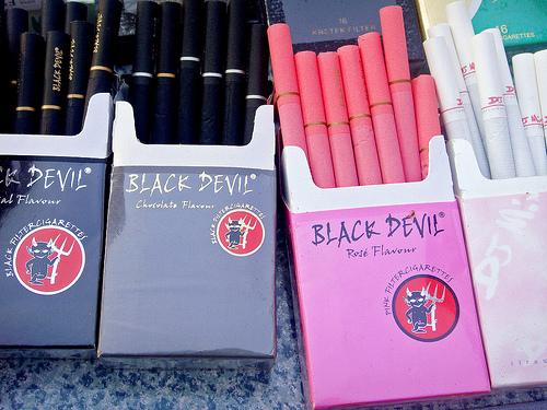 Εικόνα 20: Τσιγάρα Black Devil με χρωματιστά τσιγαρόχαρτα Περαιτέρω διαφοροποιήσεις τόσο στην συσκευασία όσο και στο προϊόν υπάρχουν σχετικά με το μήκος των τσιγάρων, και είναι άμεσα συνδεδεμένες με