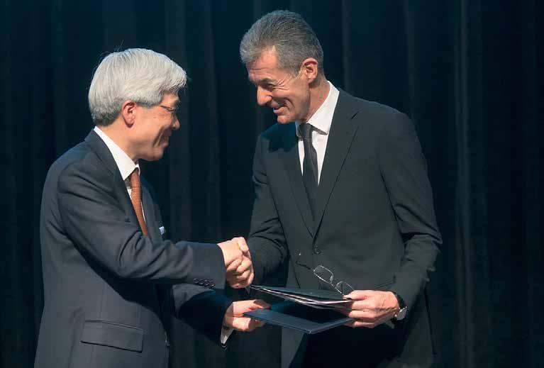 Poganjamo prihodnost Stojan Petrič je novi častni konzul Južne Koreje Polona Rupnik Ambasador Južne Koreje za Slovenijo Song Young-wan se je na slovesnosti v hotelu Union poslovil od dosedanjega