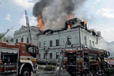 21 materiálov na pásových betónových základoch. Obvodové steny a nosné priečky v podzemnom podlaží boli z kameňa, v časti bazéna zo železobetónu s tlakovou izoláciou chránenou prímurovkou z tehál.